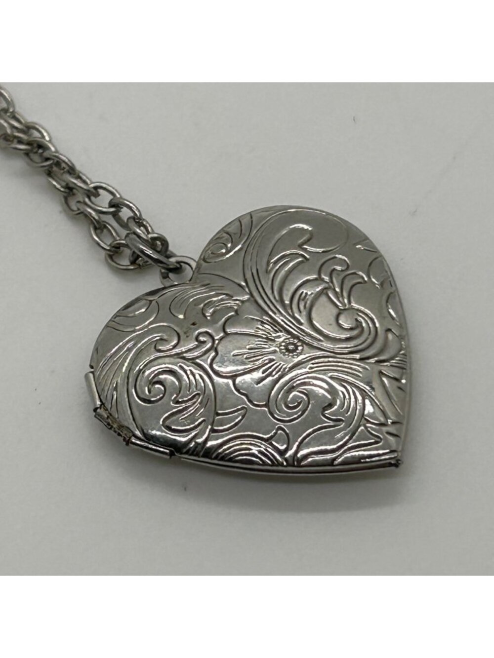 Vintage Silver Tone Heart Locket Necklace Engraved Floral Filigree Pendant Chain